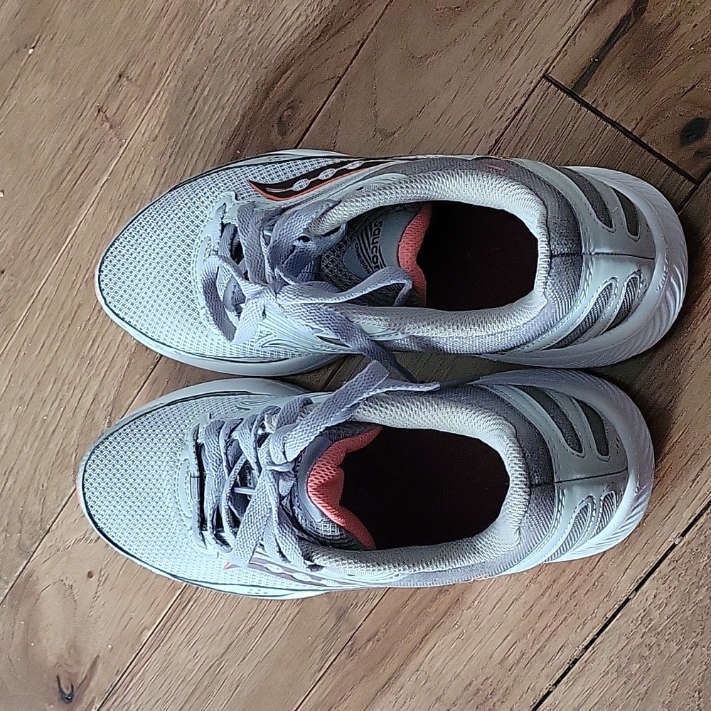 Womens tennis shoes size 8